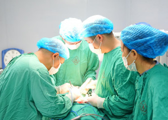 Phẫu thuật cắt bỏ toàn bộ tuyến giáp chữa ung thư tại Bệnh viện A