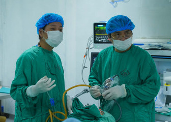 Bệnh viện A phẫu thuật nội soi chỉnh hình cuốn mũi, vách ngăn mũi cho bệnh nhi mắc hội chứng Apert