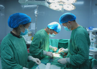 Bệnh viện A phẫu thuật thành công cho bệnh nhân bị vòng tránh thai "đi lạc" thủng vào lòng trực tràng