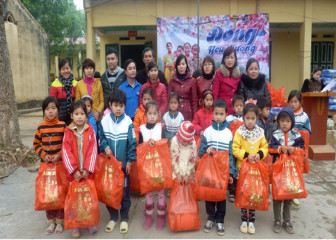 Đoàn thanh niên Bệnh viện A phối hợp với Câu lạc bộ Tình nguyện thành phố Thái Nguyên tổ chức thăm và tặng quà cho các em học sinh