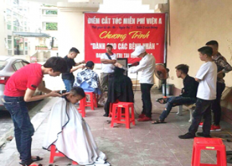 Cắt tóc miễn phí cho bệnh nhân tại bệnh viện A Thái Nguyên – Hoạt động ý nghĩa của người thợ làm tóc