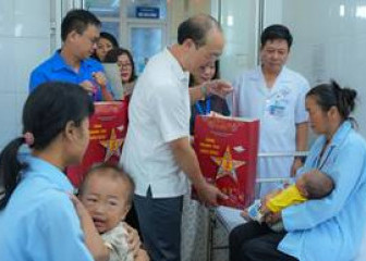 Đồng chí Giám đốc Sở Y tế thăm và tặng quà các bệnh nhi nhân dịp Tết Trung thu tại Bệnh viện A