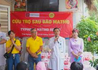Quỹ Chăm sóc sức khỏe AIDS Hoa Kỳ (AHF) trao quà cho bệnh nhân bị ảnh hưởng do bão Matmo tại Bệnh viện A