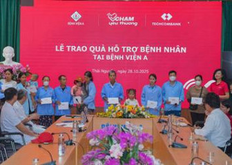 Trao tặng 50 phần quà cho bệnh nhân có hoàn cảnh khó khăn và bị ảnh hưởng bởi bão số 11 Matmo tại Bệnh viện A