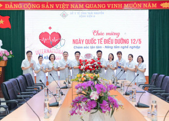 Bệnh viện A tặng hoa chúc mừng Ngày Quốc tế điều dưỡng